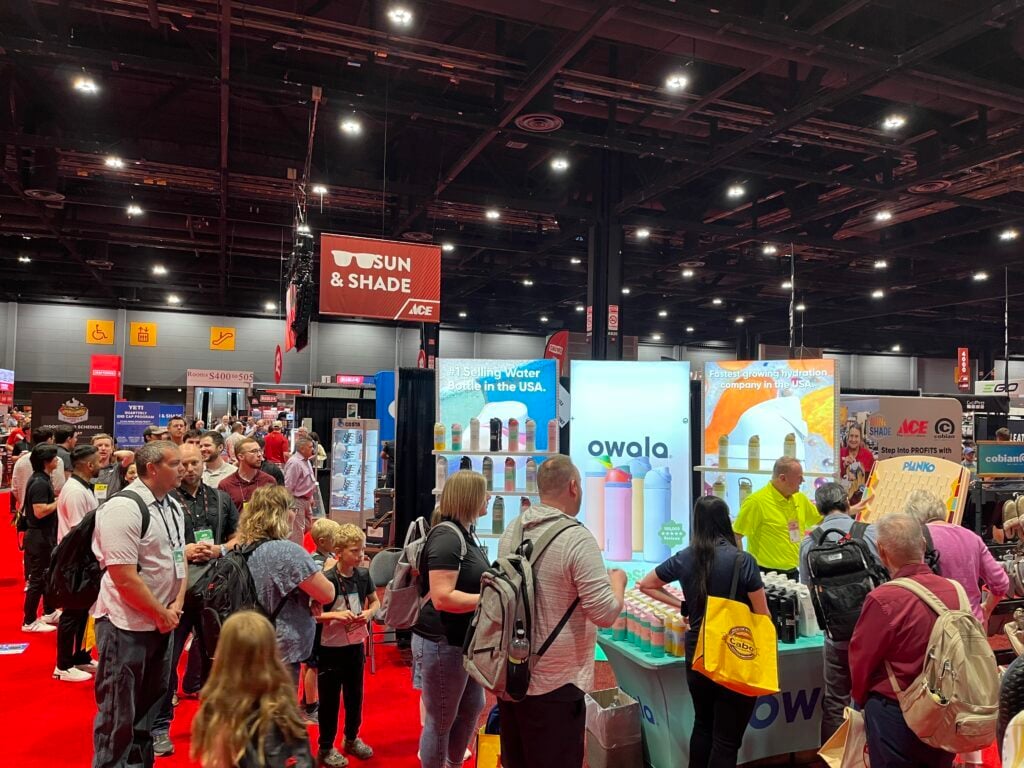 Owala-Tradeshow-Event-with-many-people-1024x768